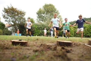 Enfants jouant à un jeu de piste dans un jardin