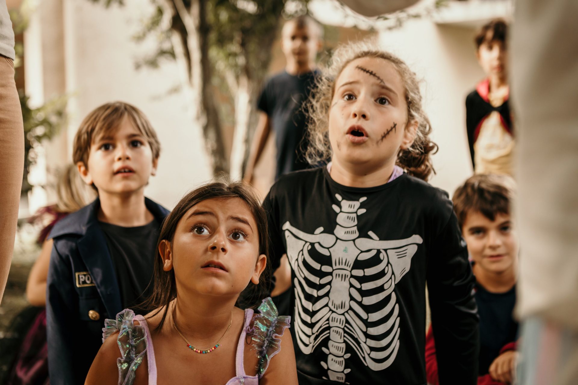 Enfants intrigués