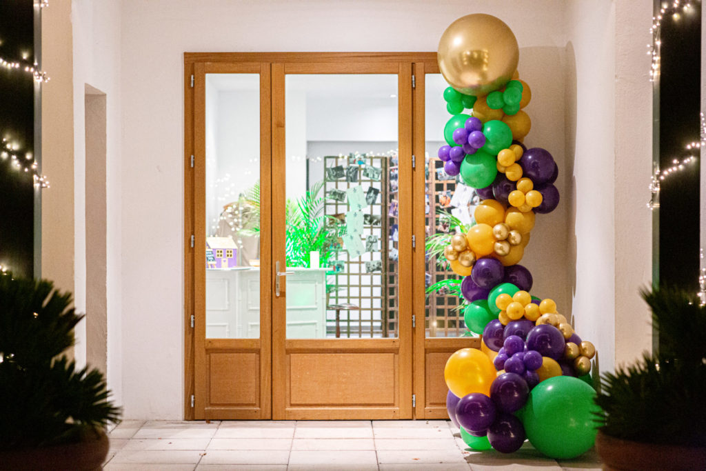 Décoration ballons à l'entrée d'une porte