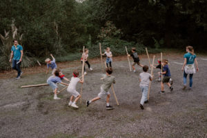 Enfant jouant à une épruve du Koh Lanta Kids, un jeu pour un gouter d'anniversaire enfants