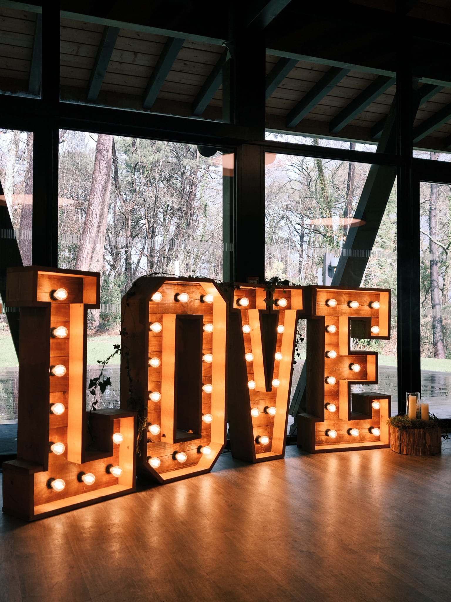 Renouvellement de vœux thème forêt enchantée à la salle Maitena d'Anglet. Arche végétale, lettres LOVE, bougies et mousse : décoration sur mesure par Ô'évent.