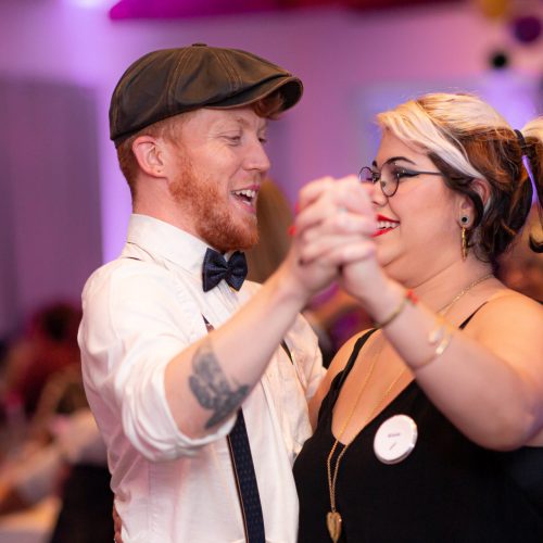un couple qui danse